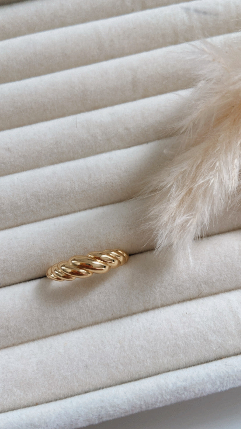 Croissant ring
